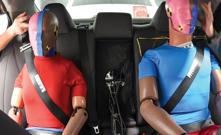 Cómo sentarse en los asientos del auto y sillas infantiles