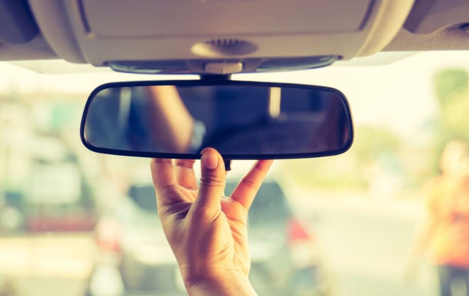 Cómo ajustar los espejos retrovisores de mi auto?