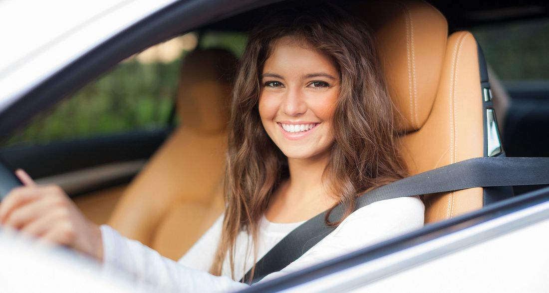 Eliminar restricciones licencia conducción auditivas y de llevar lentes al manejar el auto