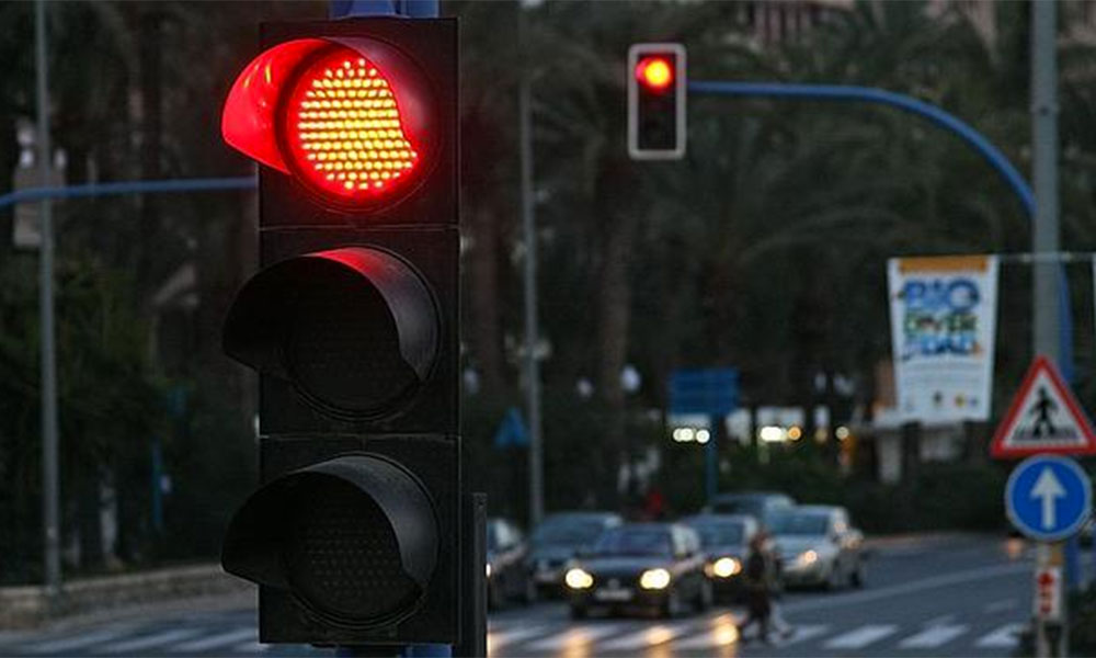 Castigos y consecuencias de pasarnos un semáforo en rojo cuando circulamos por la vía
