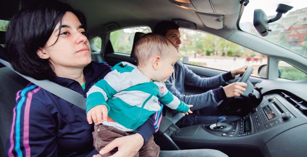 No estará permitido el llevar infantes en brazos de sus progenitores en el auto