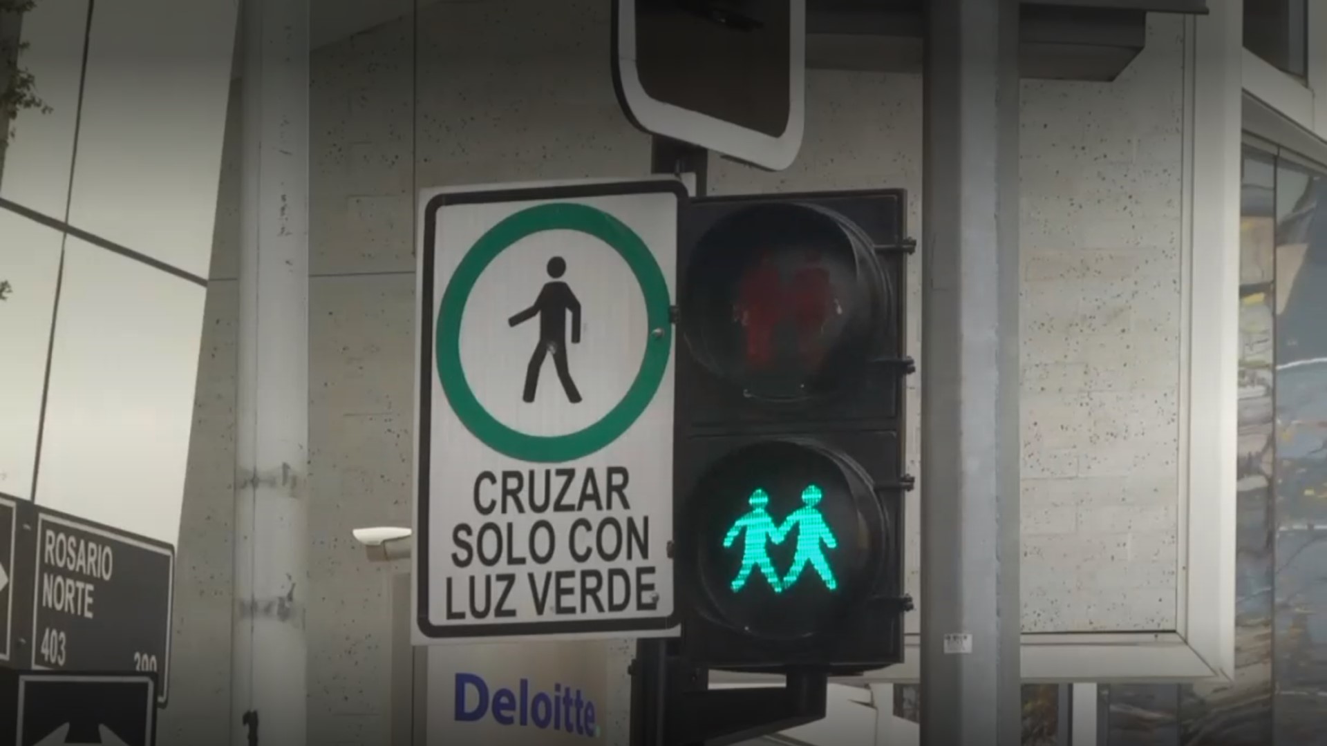 Semáforo peatonal simple con luz verde para cruzar y luz roja para esperar